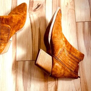 Steve Madden Suede women's heeled boots. Excellent condition. Size: 9.5